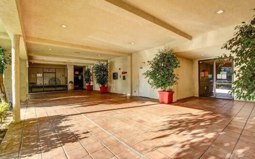 Great 2 Bedroom Condo In Resort Style Complex In Encino