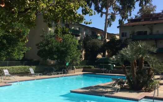 Great 2 Bedroom Condo In Resort Style Complex In Encino