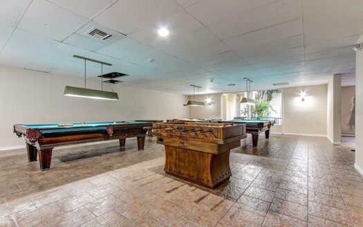 Great 2 Bedroom Condo In Resort Style Complex In Encino