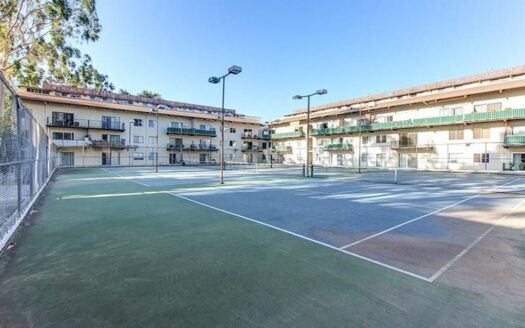 Great 2 Bedroom Condo In Resort Style Complex In Encino
