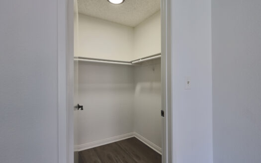 Large 1 Bedroom Apartment in Koreatown w/ Parking Included!