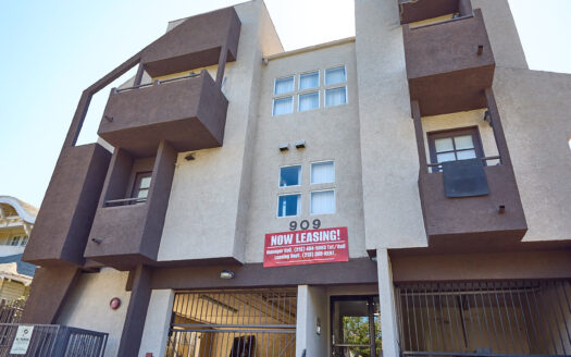 Large 1 Bedroom Apartment in Koreatown w/ Parking Included!