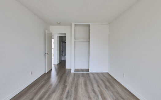 **Spacious Koreatown Apartments – Hardwood Floors, Balcony, Gated Parking & Prime Location**