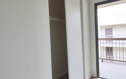 **Spacious Koreatown Apartments – Hardwood Floors, Balcony, Gated Parking & Prime Location**