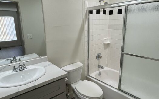Wonderful Apartment Minutes from Sunset Strip with Parking!