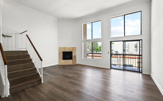 Immaculate three level 2 bedroom 3 bathroom townhouse near Beverly Hills
