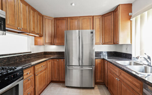 Immaculate three level 2 bedroom 3 bathroom townhouse near Beverly Hills