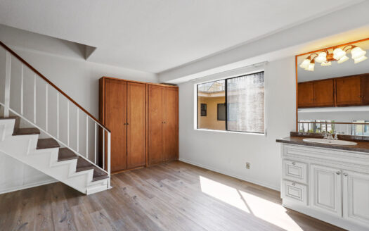 Immaculate three level 2 bedroom 3 bathroom townhouse near Beverly Hills
