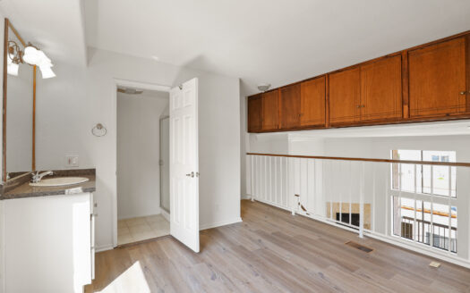 Immaculate three level 2 bedroom 3 bathroom townhouse near Beverly Hills