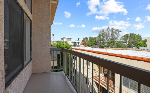 Immaculate three level 2 bedroom 3 bathroom townhouse near Beverly Hills