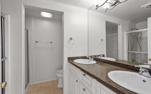 Immaculate three level 2 bedroom 3 bathroom townhouse near Beverly Hills