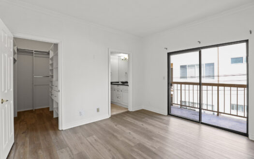 Immaculate three level 2 bedroom 3 bathroom townhouse near Beverly Hills