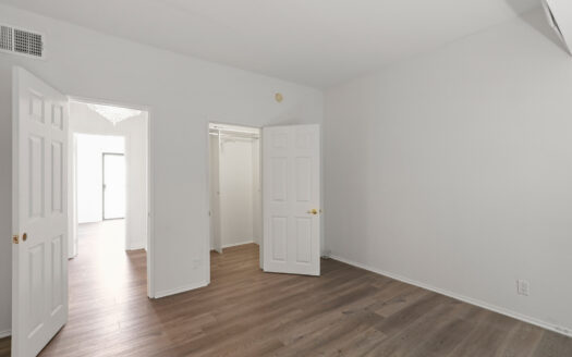 Immaculate three level 2 bedroom 3 bathroom townhouse near Beverly Hills