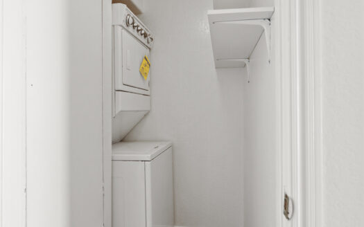 Immaculate three level 2 bedroom 3 bathroom townhouse near Beverly Hills