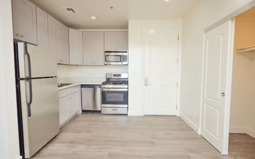 Contemporary 3 Bedroom 2 Bathroom Apartment in Panorama City