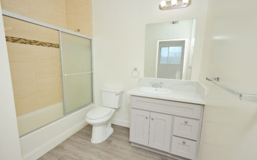 Contemporary 3 Bedroom 2 Bathroom Apartment in Panorama City