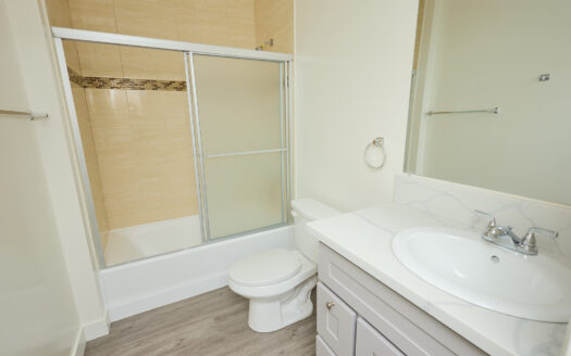 Contemporary 3 Bedroom 2 Bathroom Apartment in Panorama City