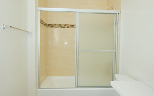 Contemporary 3 Bedroom 2 Bathroom Apartment in Panorama City