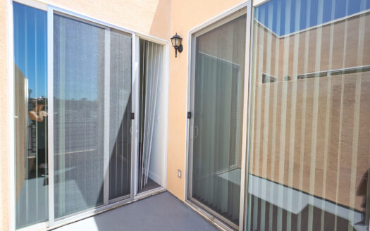 Contemporary 3 Bedroom 2 Bathroom Apartment in Panorama City