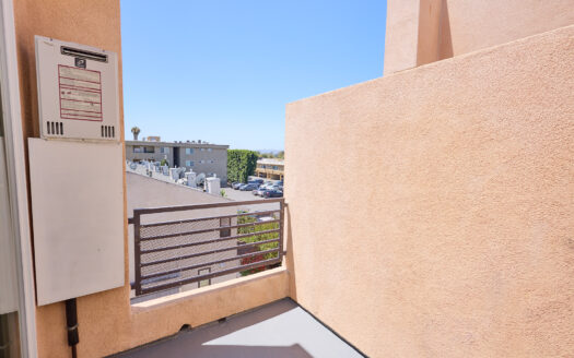Contemporary 3 Bedroom 2 Bathroom Apartment in Panorama City
