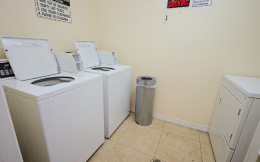 Contemporary 3 Bedroom 2 Bathroom Apartment in Panorama City