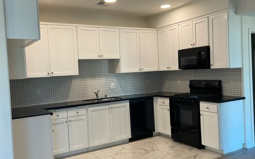 NEWLY CONSTRUCTED APARTMENT IN THE HEART OF NORTH HOLLYWOOD WITH PARKING