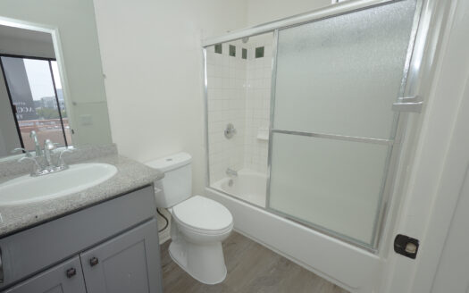 Lovely Apartment in Prime Hollywood Area!