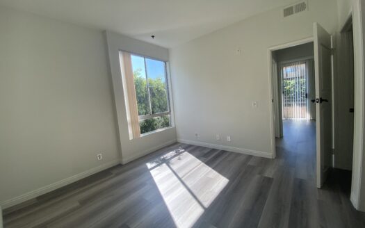1220 N. Las Palmas Ave. L